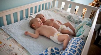 Should Twins Sleep Together When Newborns?